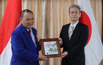 The president of State University of Malang (UM), Indonesia, paid a courtesy visit to Kodama, the president of Saga University.