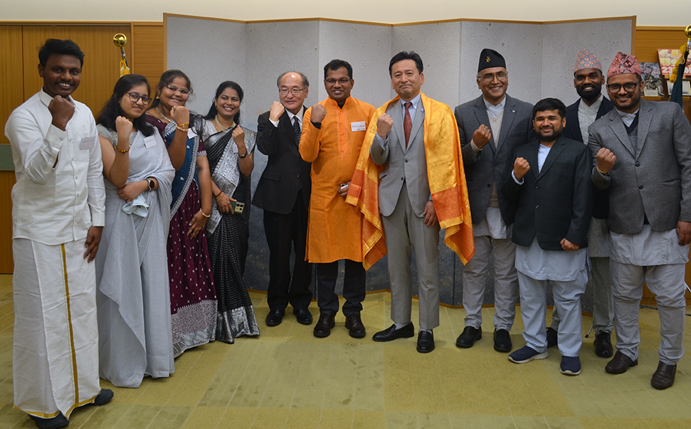 Participants striking the ‘Saga Saikou’ pose with Governor Yoshinori Yamaguchi