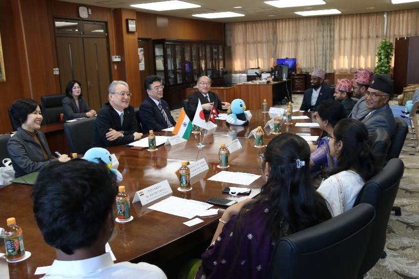 President Koichi Node (second from left) with the visiting students