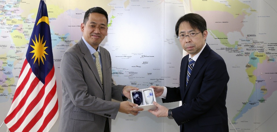 Malaysian Embassy Counsellor Pays Courtesy Visit to Saga University Executive Director Shigehisa Aoki / Expressing Appreciation for Student Support and Exchanging Views on Ocean Thermal Energy Conversion (OTEC)