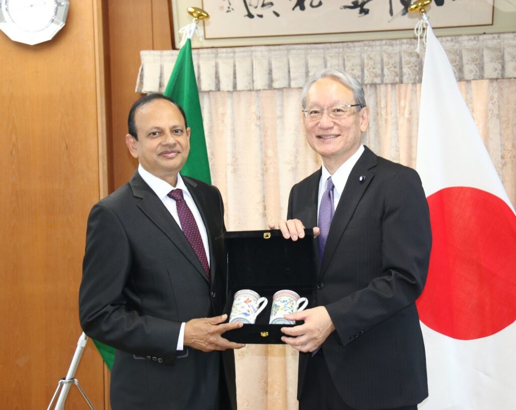 H.E. Mr. Muhammad Daud Ali, Ambassador of Bangladesh to Japan, and Dr. Koichi Node, President of Saga University.