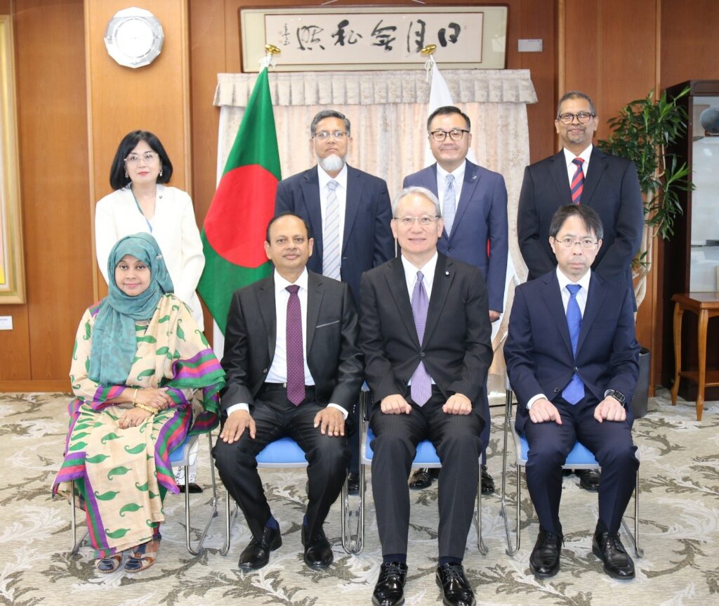 Commemorative photograph during the courtesy visit.