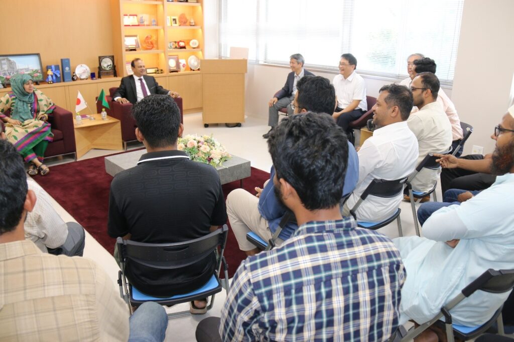 H.E. Mr. Muhammad Daud Ali, Ambassador of Bangladesh to Japan, in discussion with Saga University students.
