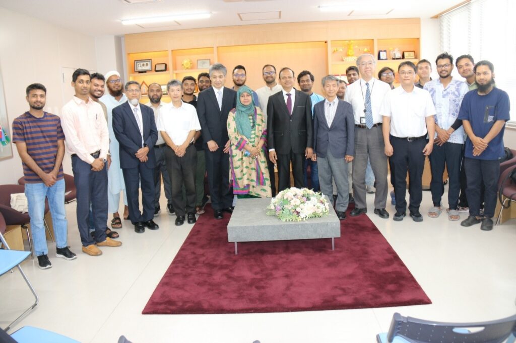 H.E. Mr. Muhammad Daud Ali, Ambassador of Bangladesh to Japan, poses for a commemorative photograph with Saga University students.