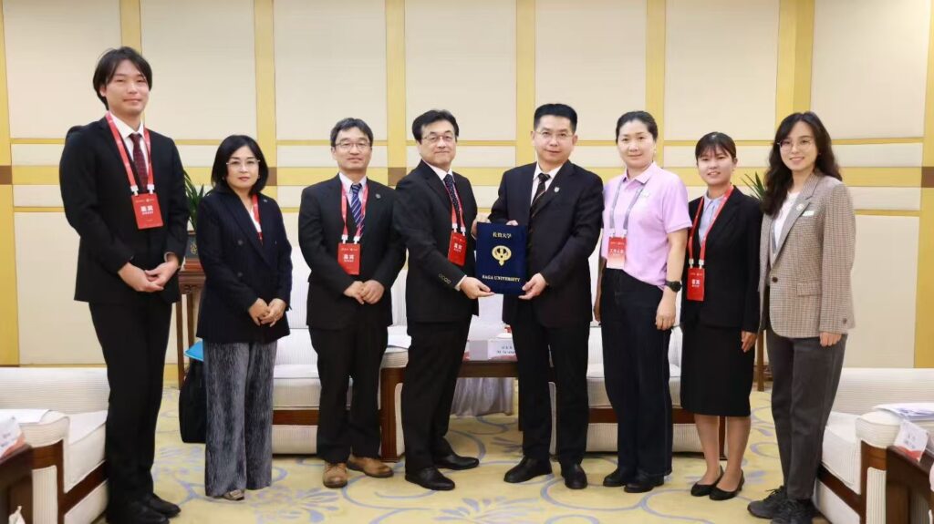 中国農業大学の杜太生副学長（写真右から４番目）らとの記念撮影