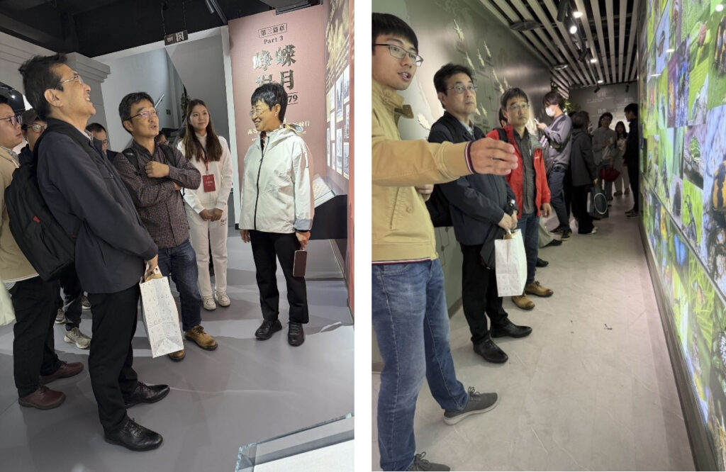 王紅清教授（写真右）による歴史博物館の案内と植物保護学院の李軒昆准教授(写真手前）による展示説明