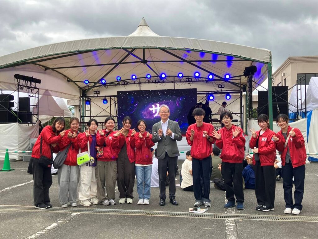 野出学長と大学祭中央実行委員会メンバー