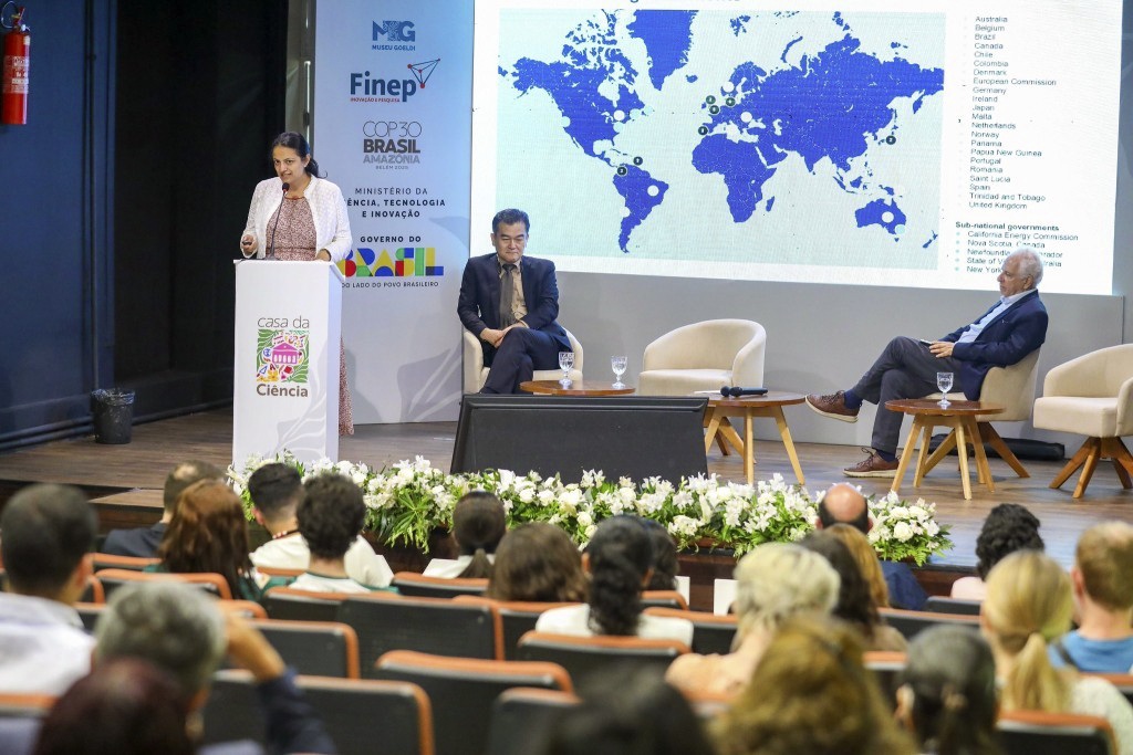 COP30ステージ上の池上所長