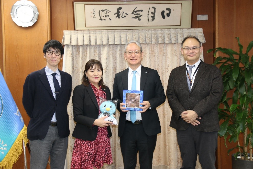 学長室を訪れたムンクジャガール・アユルザーナ先生