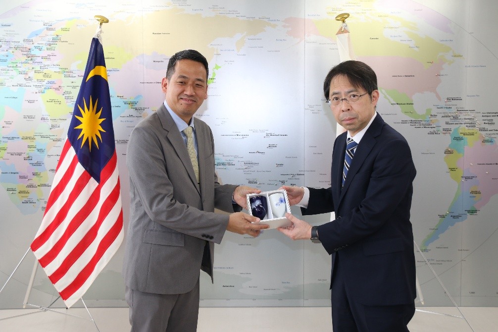 イムラン・ビン・ユソフ参事官（写真左）と青木茂久研究・国際担当理事（写真右）