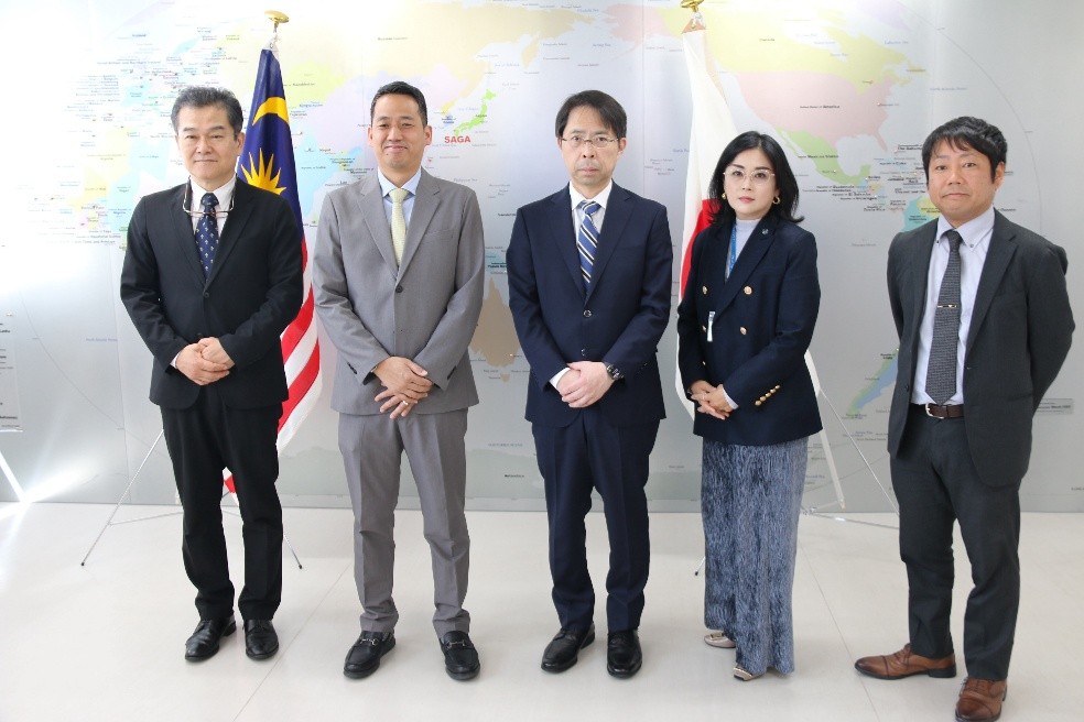 イムラン・ビン・ユソフ参事官との記念撮影