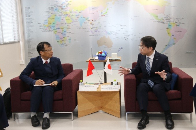 青木理事とグエン副学部長の会談