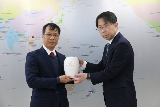 青木理事とグエン副学部長の記念品交換