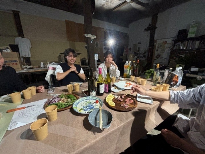 作家が企画した「創作料理とワインの会」(2026年)の様子